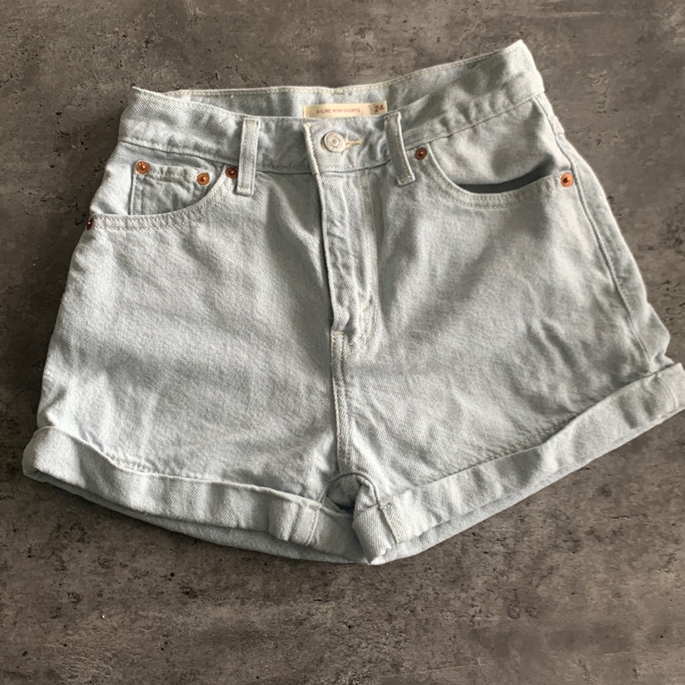 Never worn Levis Mom shorts